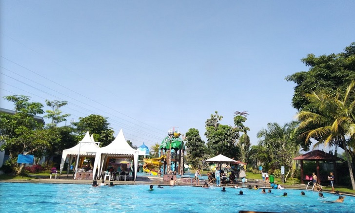 Kolam Renang Dewasa Waterpark Tirtasani